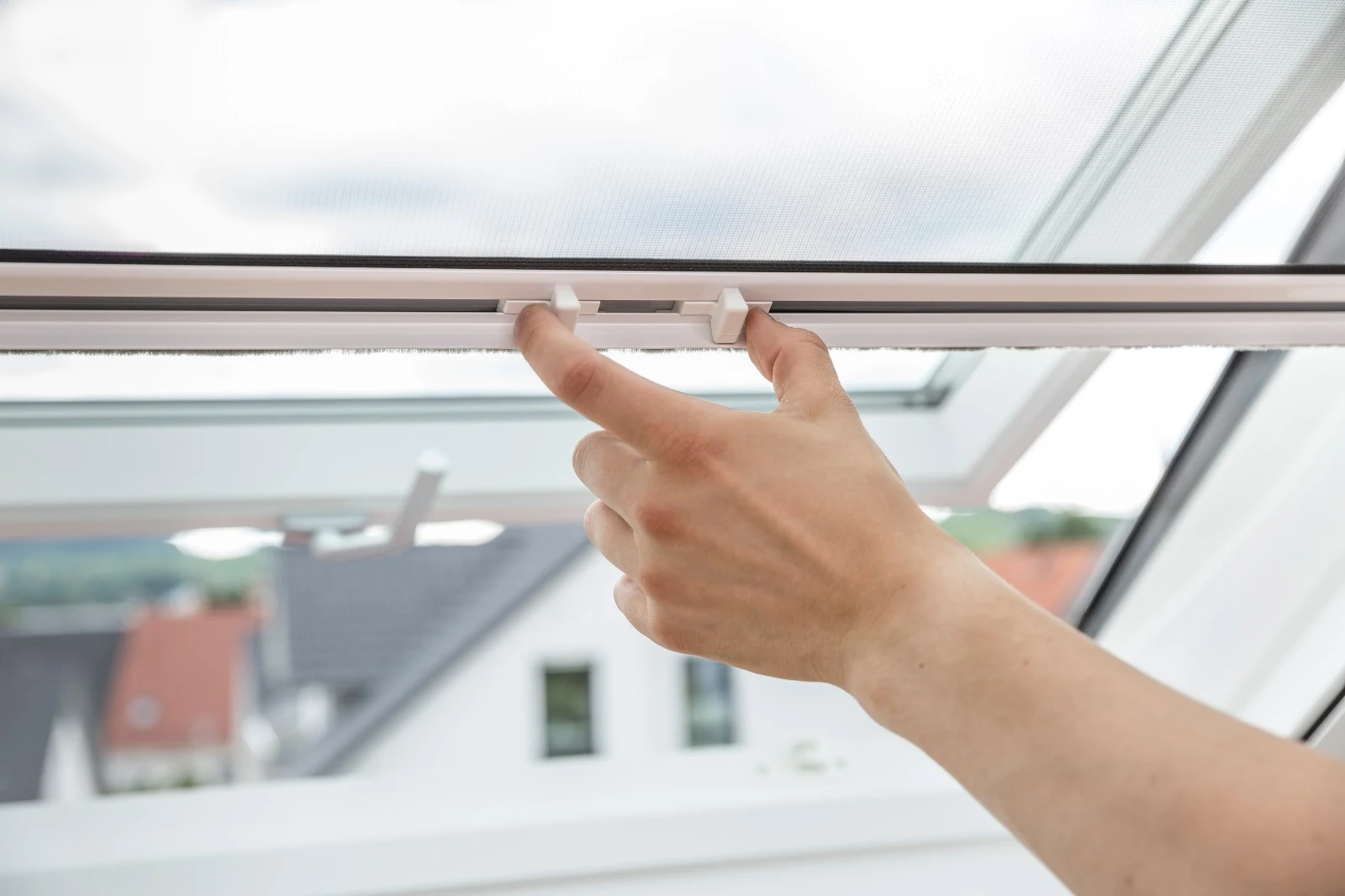 Helles Dachzimmer mit offenem Fenster