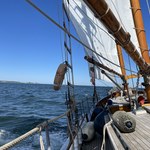 Samyrah auf der Ostsee Schoner und Großsegel sind zu sehen.