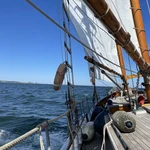 Samyrah auf der Ostsee Schoner und Großsegel sind zu sehen.