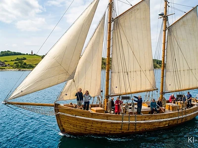 Familie segelt auf dänischem Zweimaster durch Ostsee, Urlaub an Bord genießen