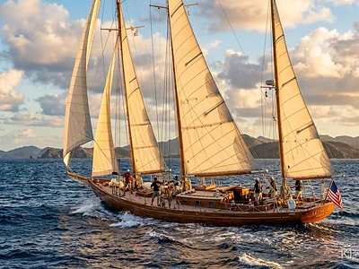 Zweimaster unter Segeln mit gesetztem Groß- und Focksegel