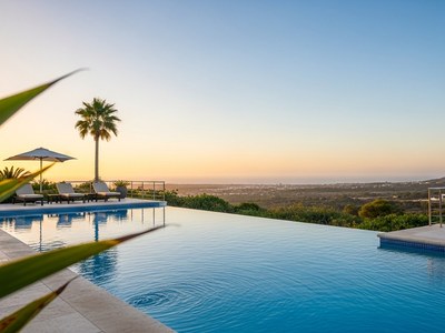 Wundervolle Landschaft mit einem Pool und einer Palme im HintergrundFamilienurlaub Griechenland