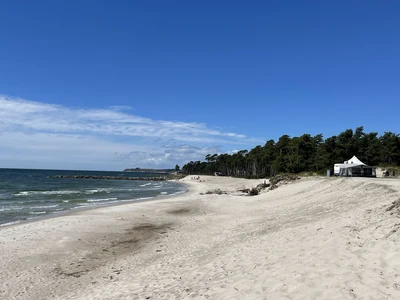 Zu sehen ist ein wunderbarer Strand in Schweden mit blauen Himmel. Schweden Camping 2026 mit Kindern: 14-tägige Wohnmobil-Route durch Dänemark & Südschweden, 10 familienfreundliche Plätze, Natur, Wikinger, Spartipps & PDF.