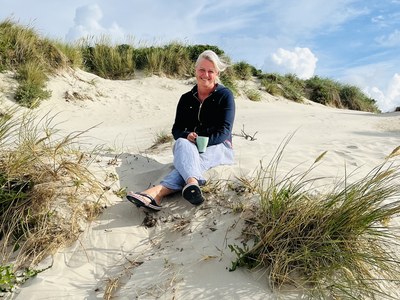 Wunderschöne blonde Frau in den Dünen