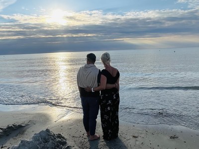 Ein Wunderschöner Strand mit einem Pärchen am Wasser was aufs Meer schaut. Camping in Neuhaus