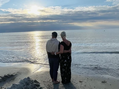 Ein Wunderschöner Strand mit einem Pärchen am Wasser was aufs Meer schaut. Camping in Neuhaus