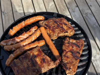 Grill mit knusprigen Fleisch und Würstchen