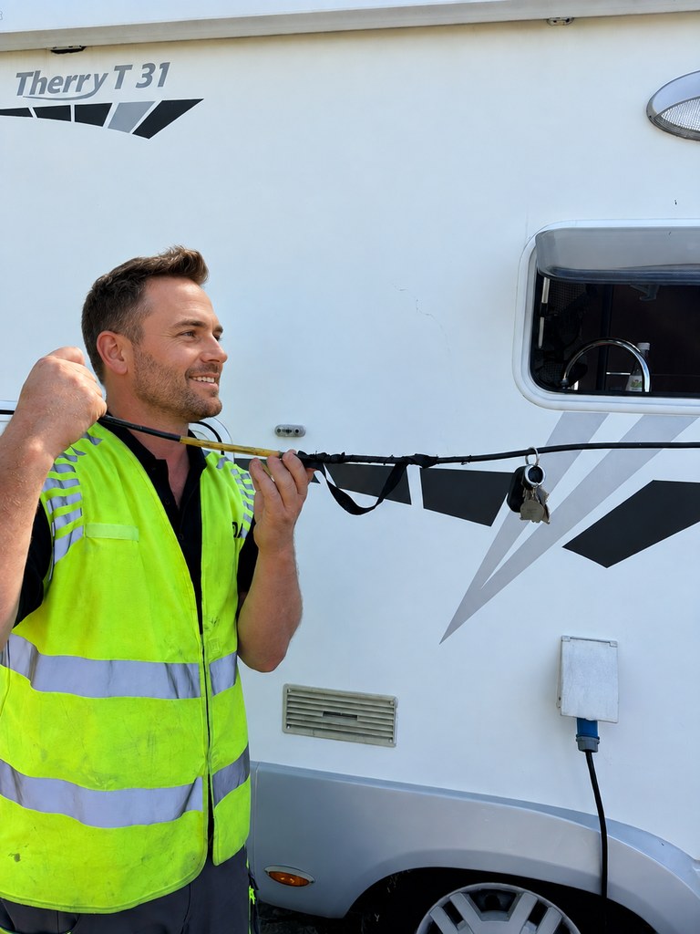 Ein Mitarbeiter öffnet unser ausversehen geschlossenes Wohnmobil mit einem Montagekissen und einer einfachen Stange. Urlaub konnte dadurch weiter gehen. Freude